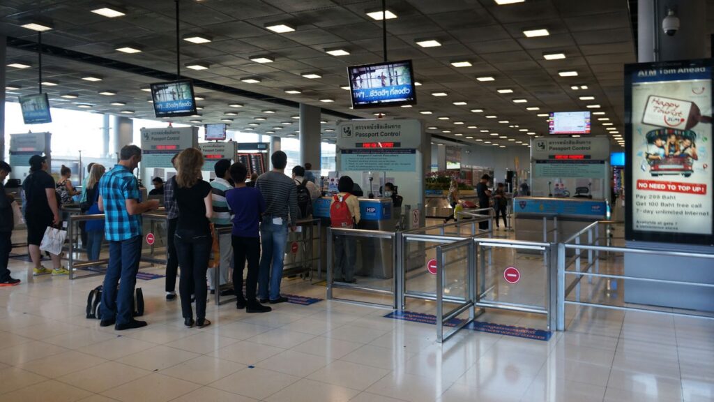 pasportnyj-kontrol-v-odnom-iz-aeroportov-tailanda